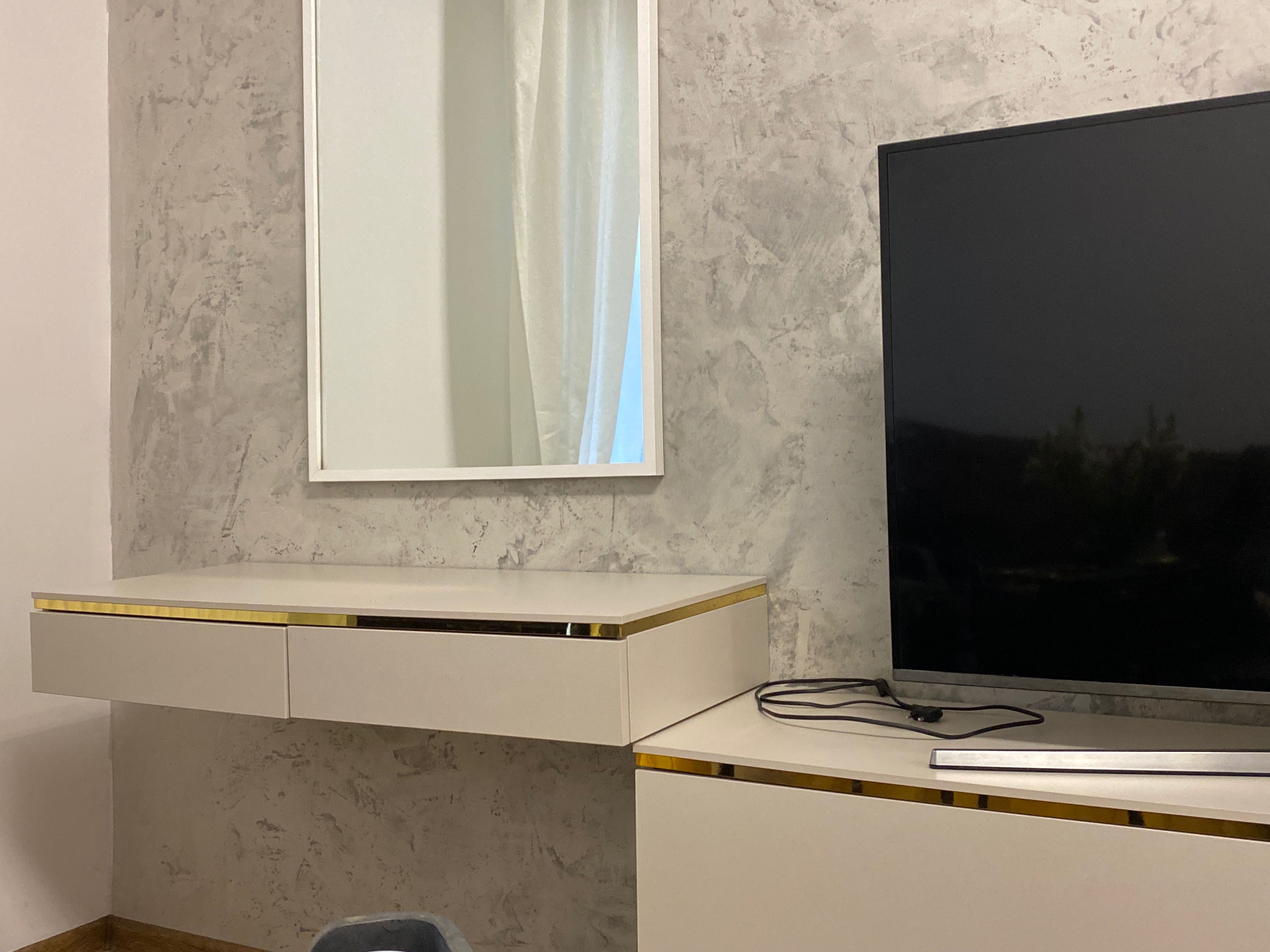 Meble wiszące: szafka RTV i biurko