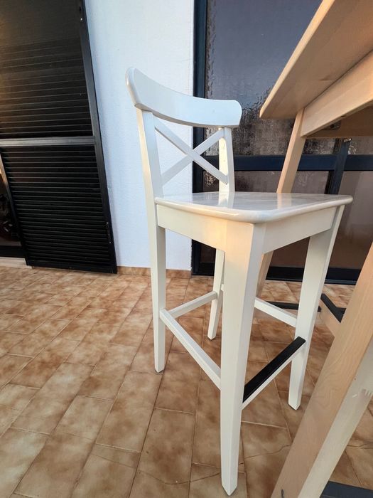 Mesa alta + duas cadeiras altas com encosto IKEA