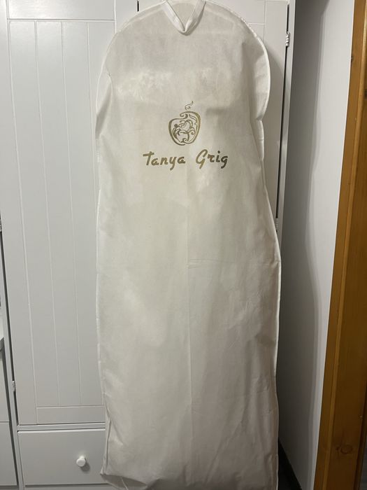 Довга весільна сукня