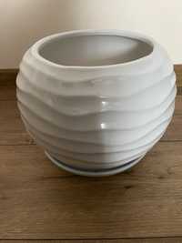 Biała porcelanowa doniczka w kształcie kuli