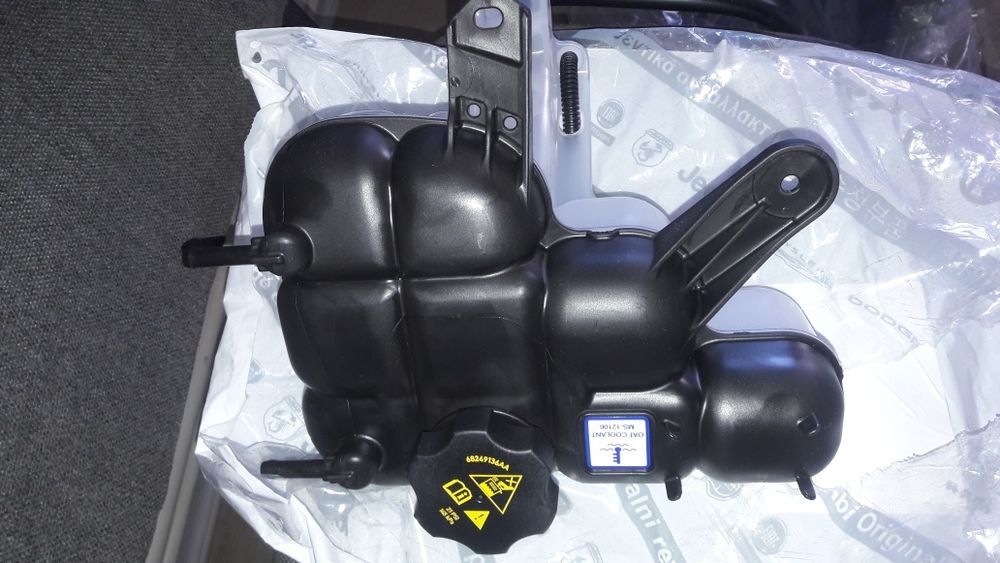 Бачок розширення Jeep grand Cherokee 2016 2017 2018 2019