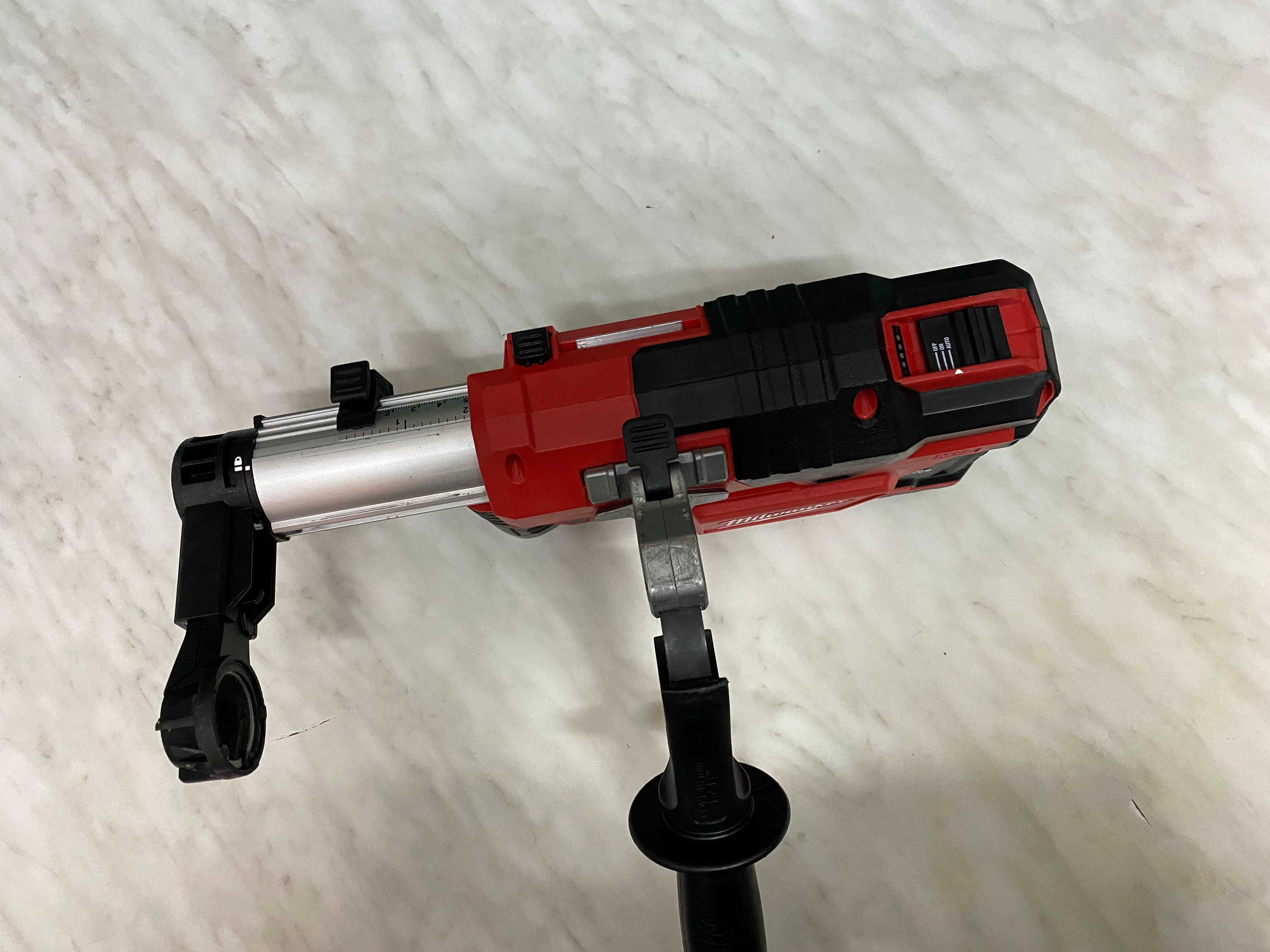 MILWAUKEE M12 DE uniwersalny odsysacz pyłu do młotków Milwaukee