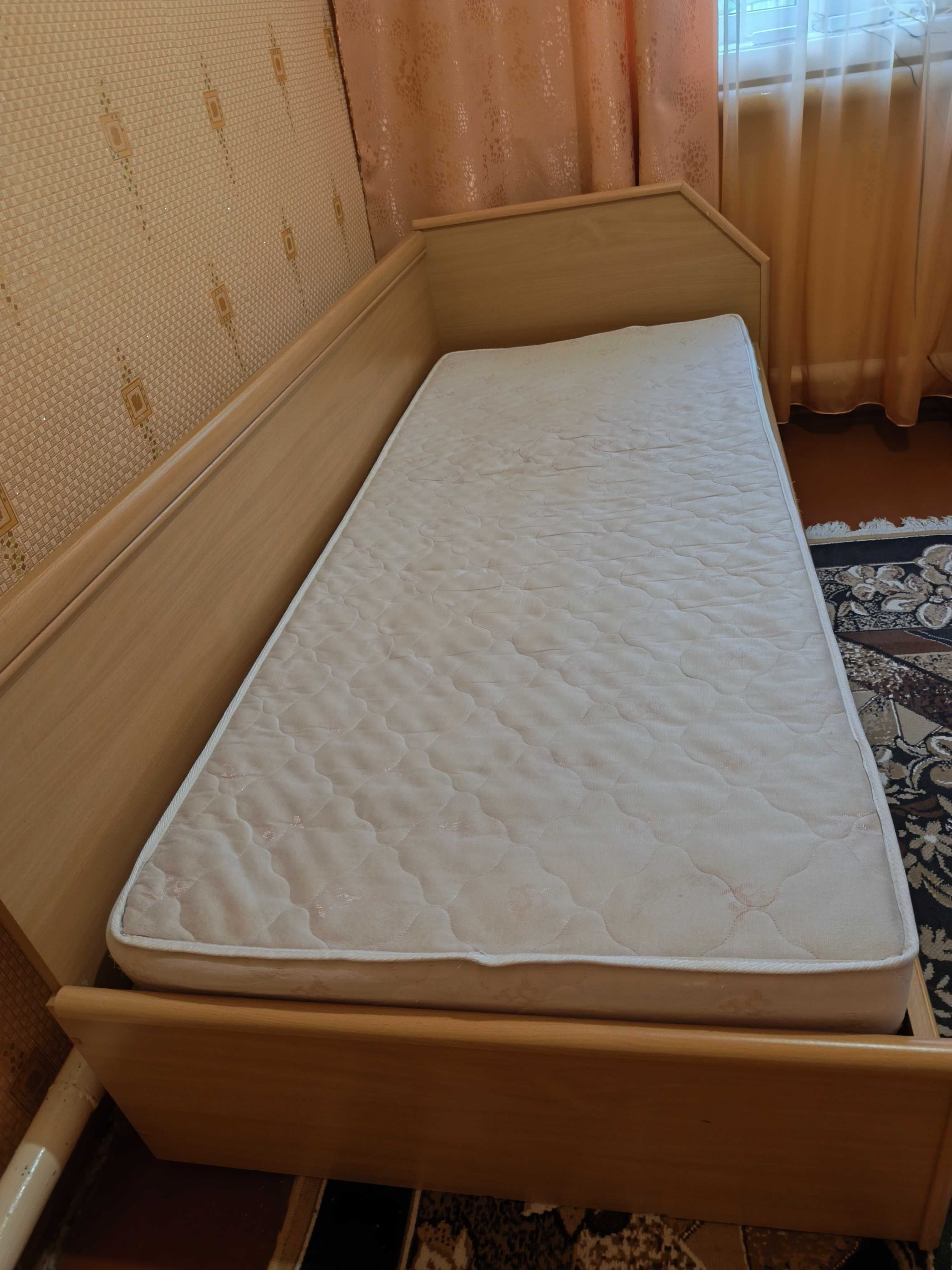 Продам односпальні ліжка 2 шт. +  матраци , в гарному стані !