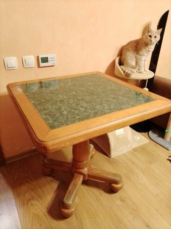 Добротный деревянный стол