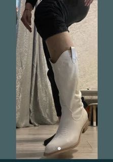 Осіннє стильне взуття козаки.