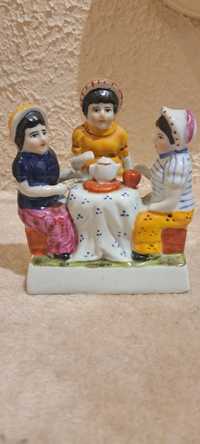 Figurka Kobiety  pijące herbatę.