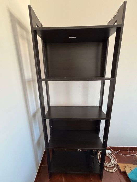 Estante IKEA com 4 prateleiras fixas