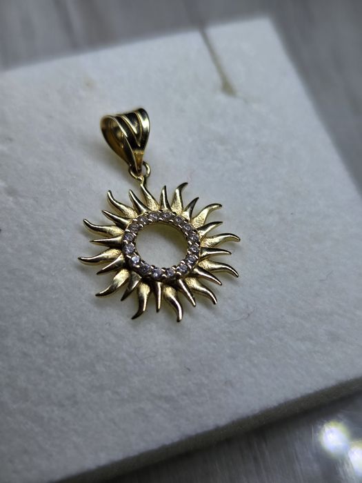 Золотий підвіс з цирконієм