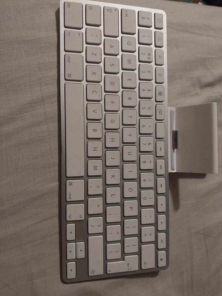 Apple keyboard A1359