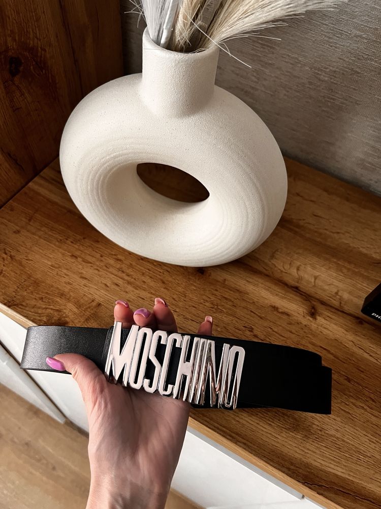Skórzany pasek MOSCHINO z klamrą