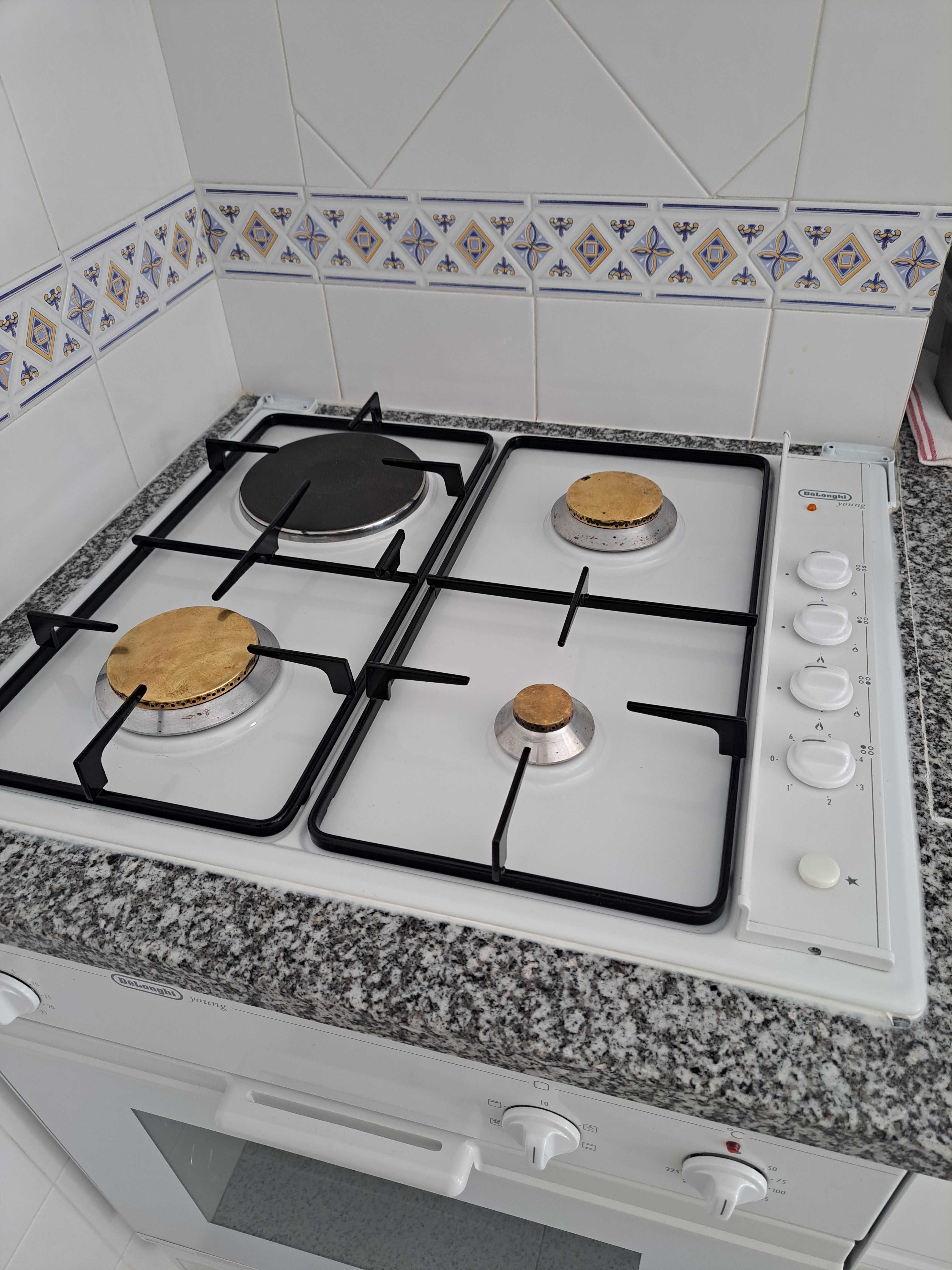Forno + Placa Delonghi Young