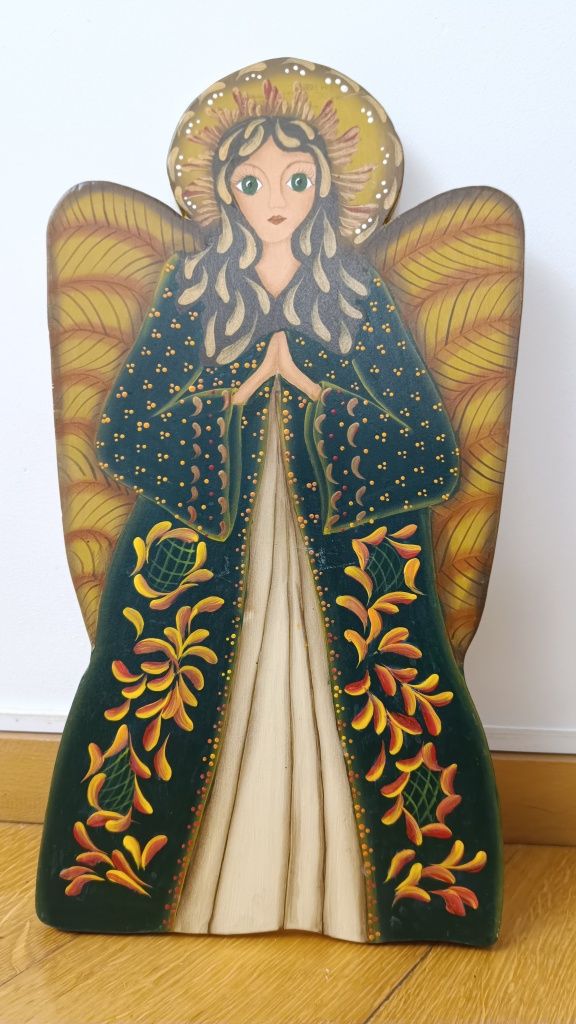 Anjos decorativos de madeira pintados à mão