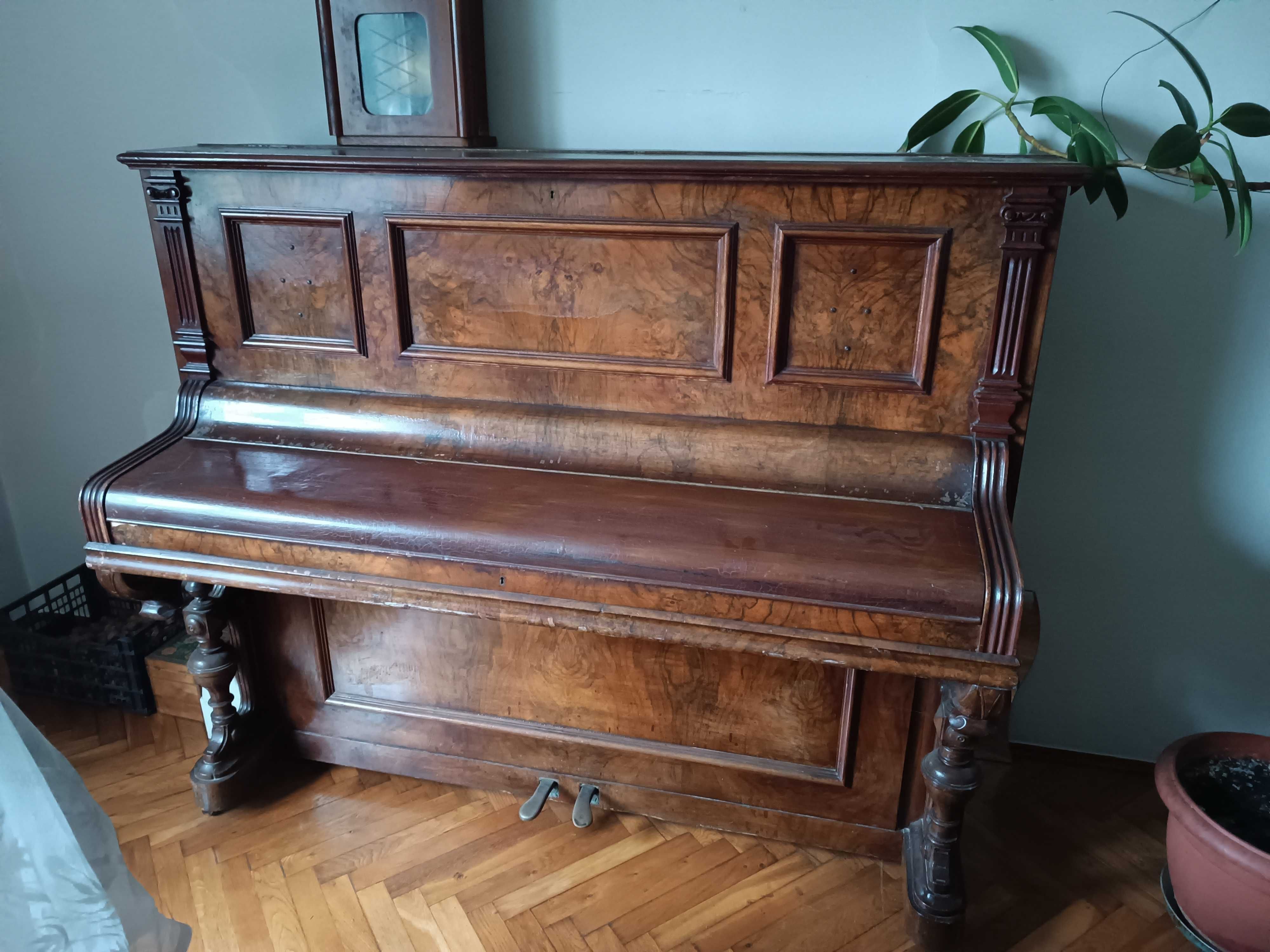 Pianino stare, drewniane