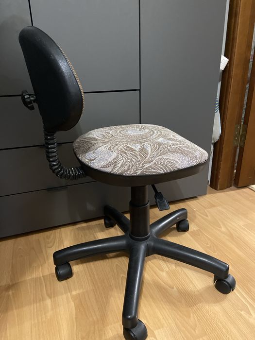 Стілець робочий офісний