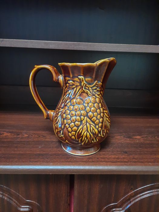 Кувшин майоліка з гронами винограду