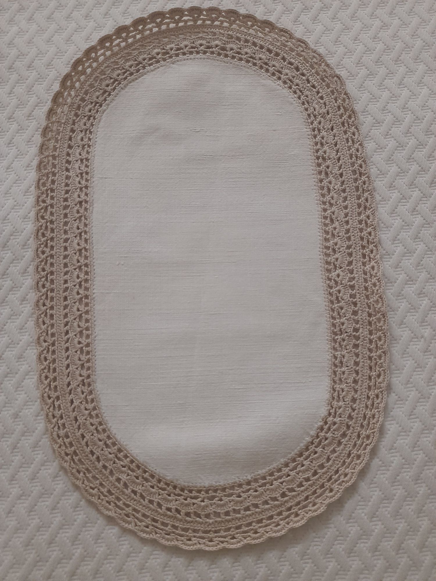 Conjunto de naperons feitos com linho caseiro e croché