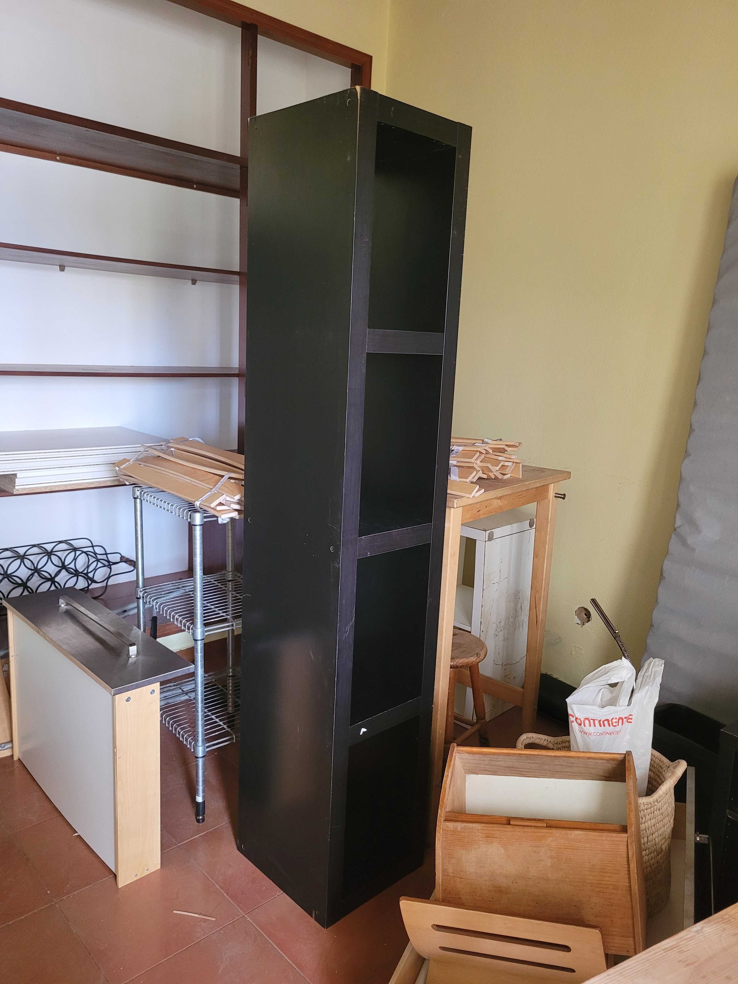 Estante alta preta IKEA