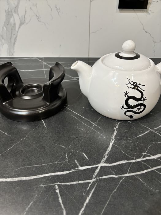 Dzbanek z podgrzewaczem bialy