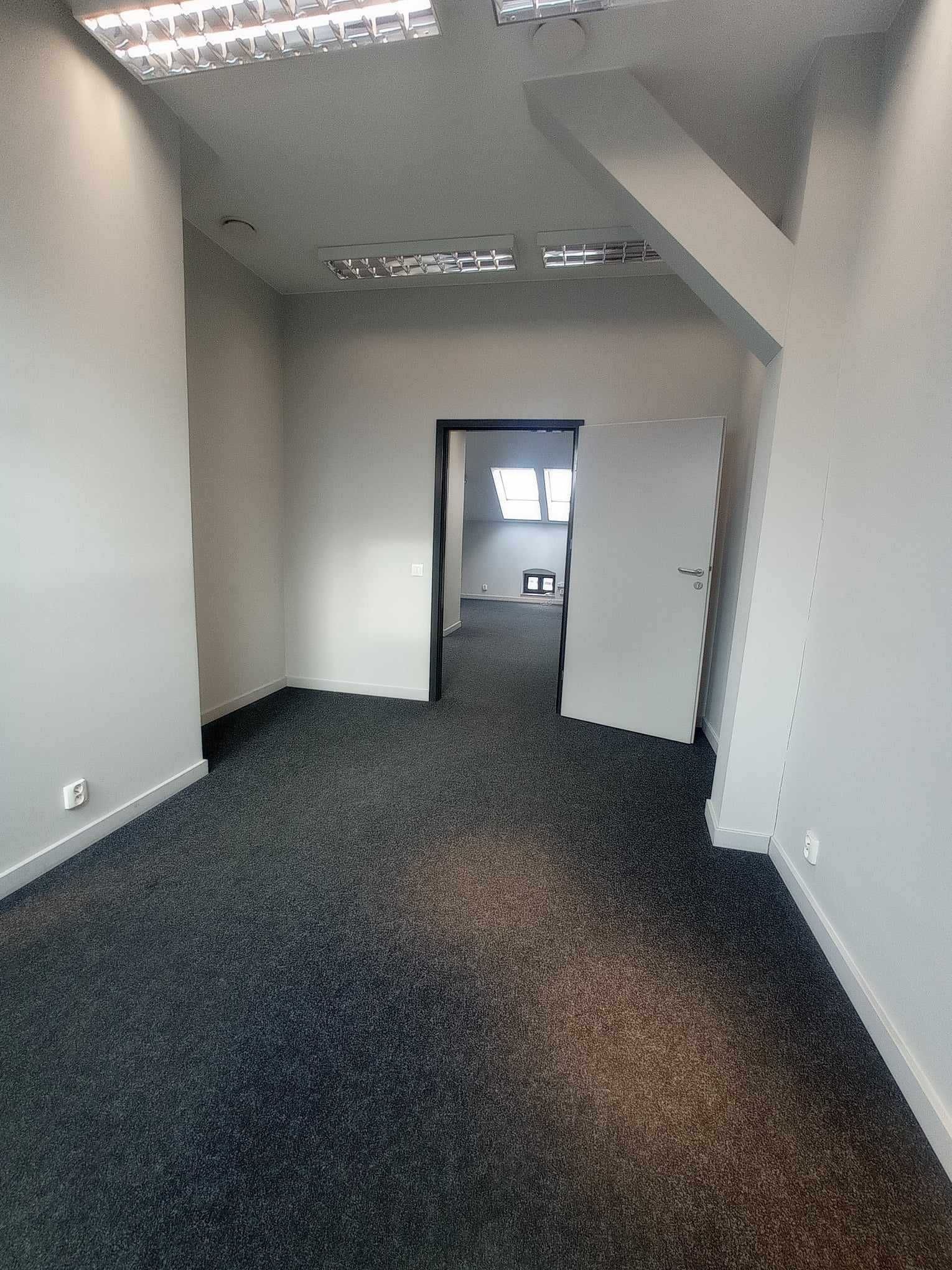 Lokal biurowy 82 m2  ŁASZTOWNIA - bez pośredników PARKING GRATIS