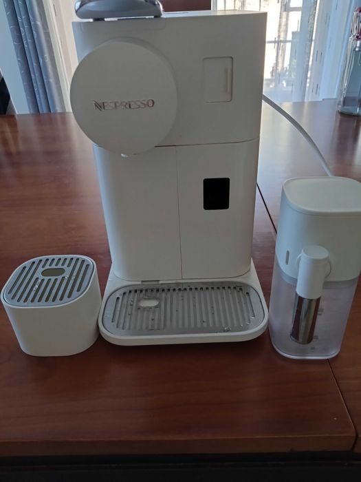 Máquina de café Nespresso latissima one
