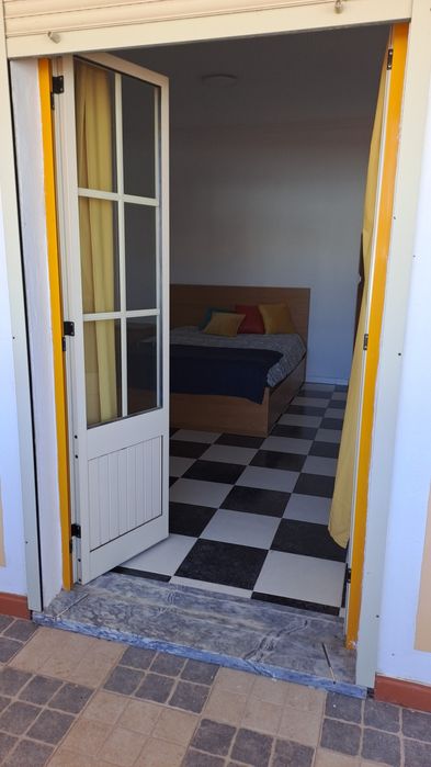Arrenda se quarto com closet arrumos e casa de banho