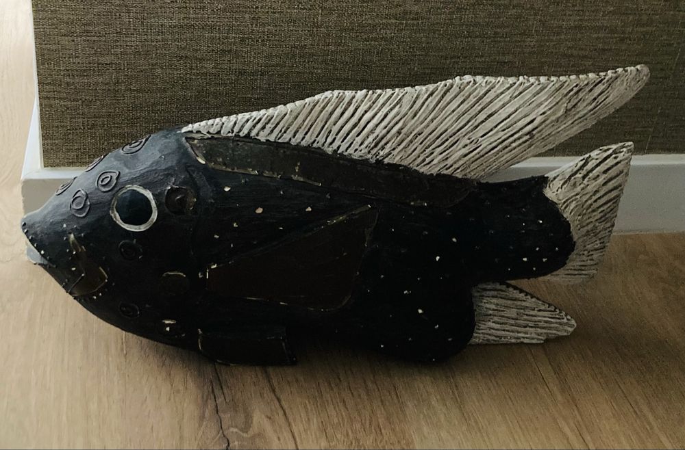 Quadros, pratos, espanta espiritos, elefante, peixe e girafa