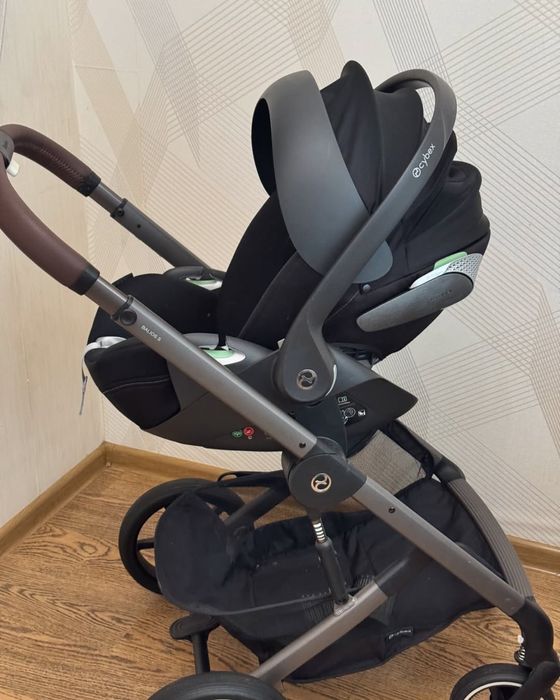 Автокрісло Cybex cloud-T 2025 року сіре і чорне