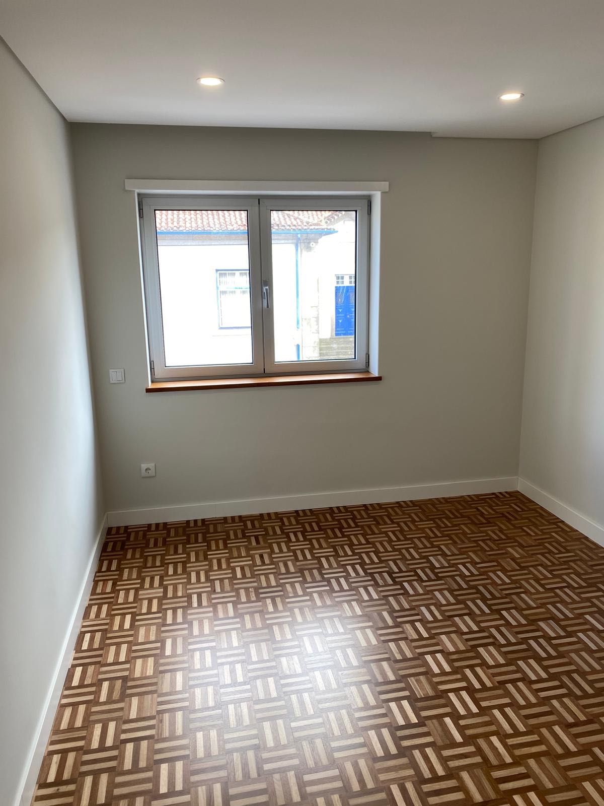 Alugo quarto a estudante rapariga