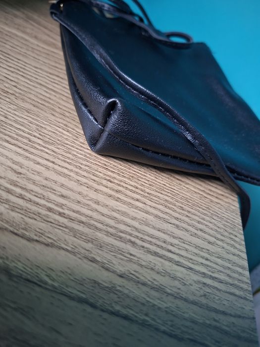 Mała czarna torebka listonoszka złote elementy