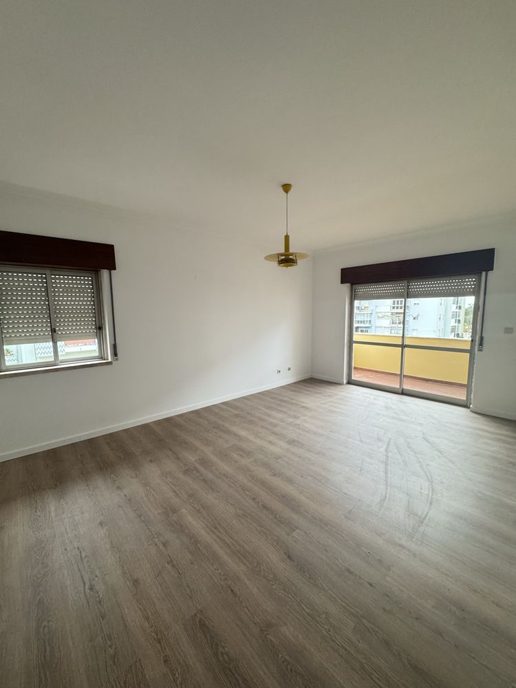 Arrenda-se apartamento T2 Laranjeiro