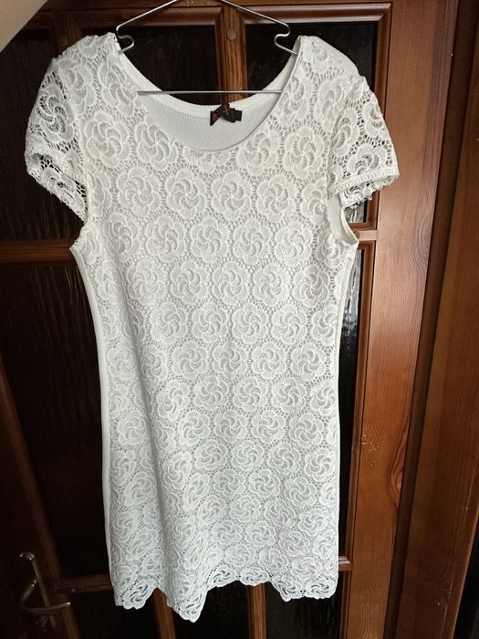 Плаття біле з мереживом