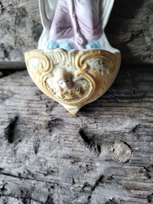 Biskwit Anioł z porcelany kropielnica