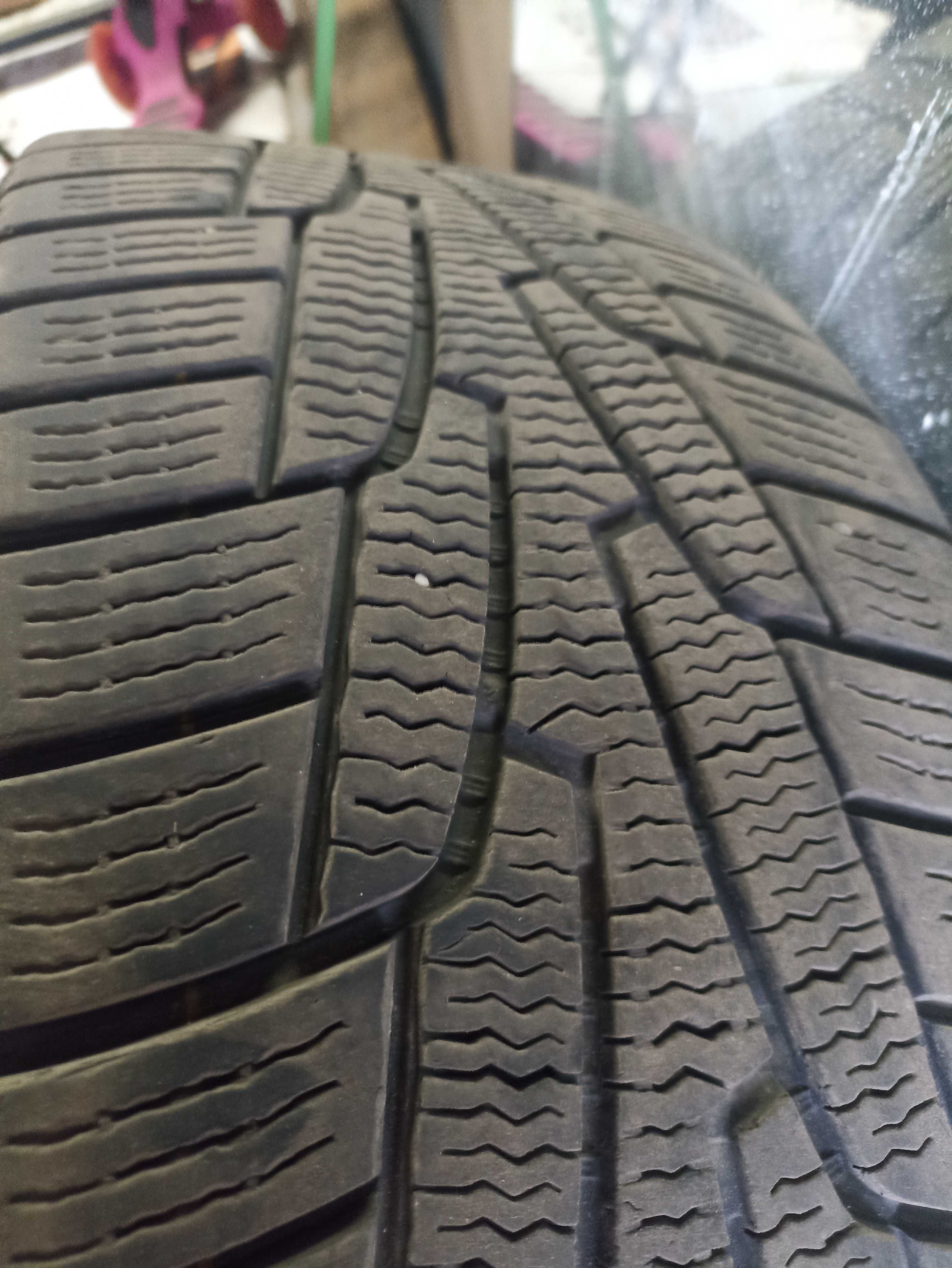Продам зимову резину 215 55 r16 кумхо корея в дуже гарному стані
