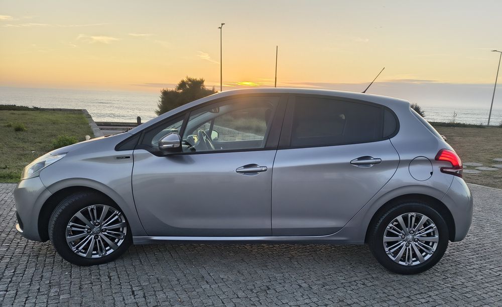 Peugeot 208 1.2 signature JAN2019 gasolina  63536km