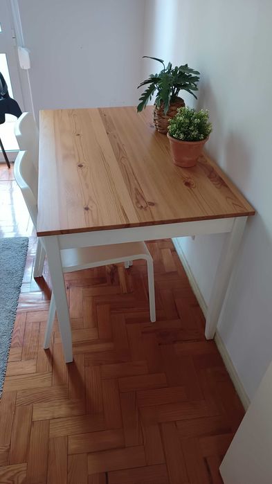 Mesa e quatro cadeiras IKEA como novas