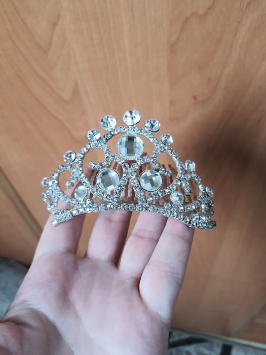 Діадема. Прикраса на волосся