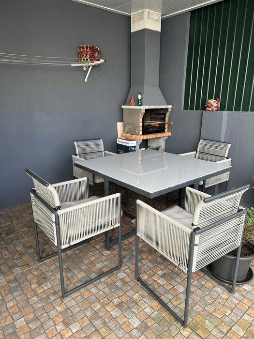 Mesa de jardim com 4 cadeiras