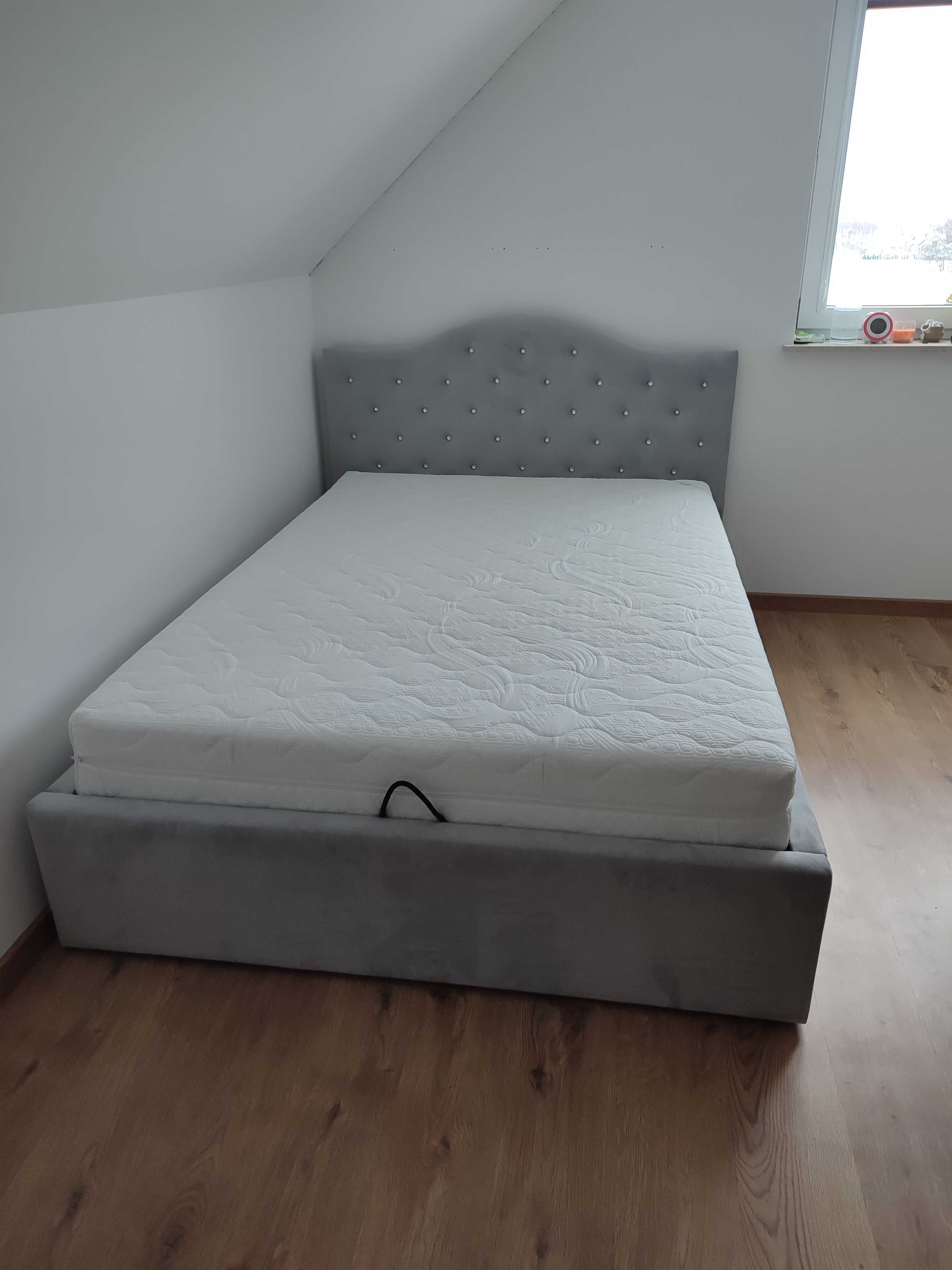Łóżko tapicerowane na wymiar pojemnik, producent