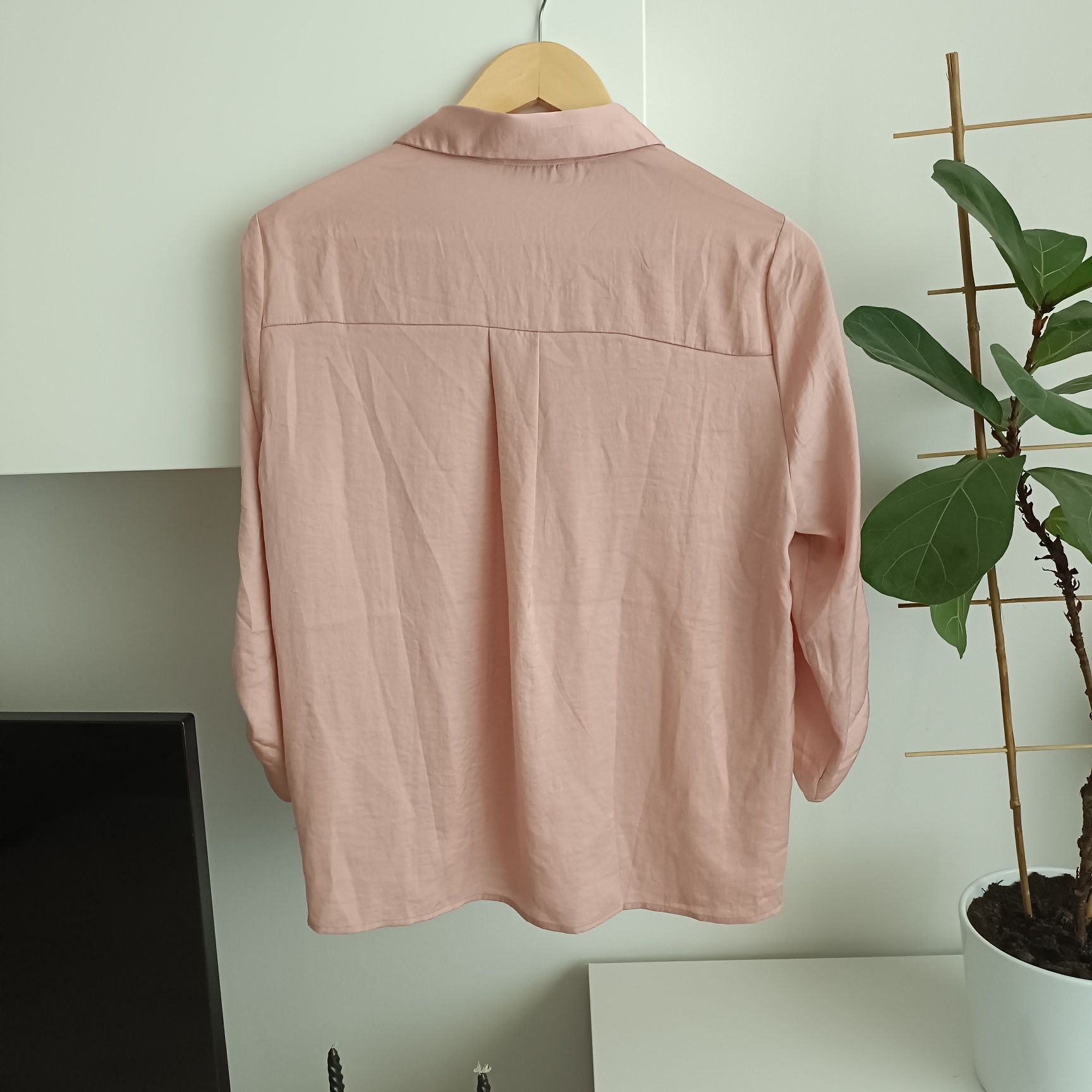 Elegancka, różowa bluzka, dekolt serek, rozmiar L / 40