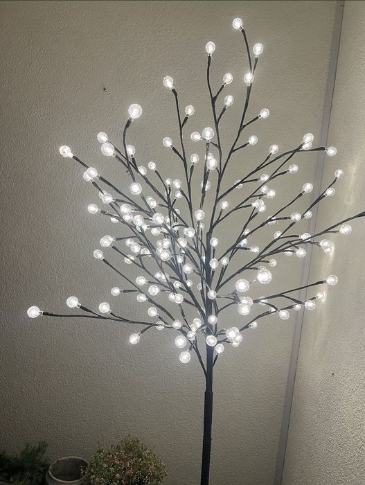 Dekoracyjne drzewko świetlne. Skladane. Wysokość 150 cm 

Na p