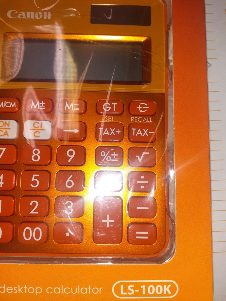 Máquina calculadora laranja da Canon.