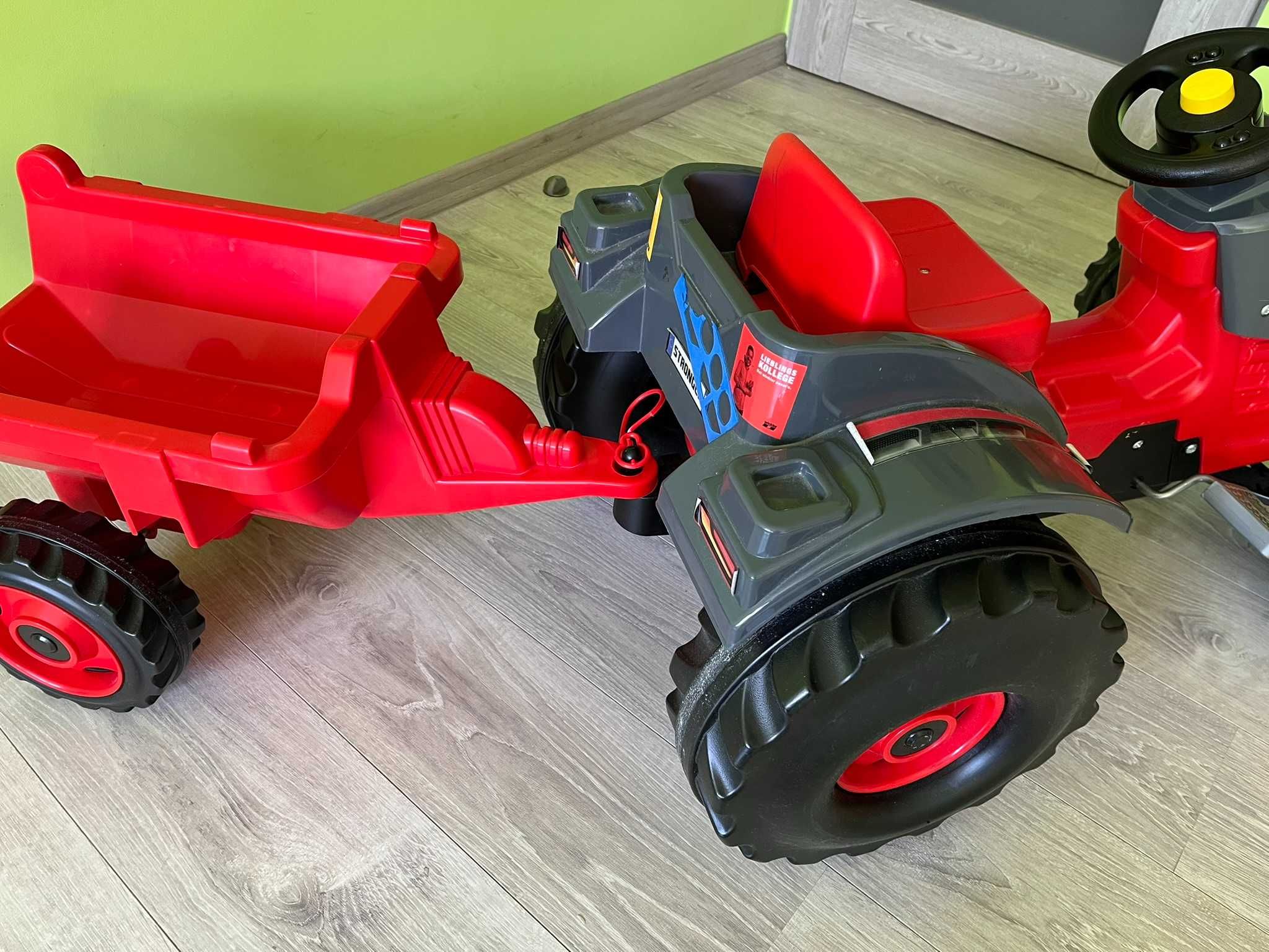 Traktor z przyczepką z napędem