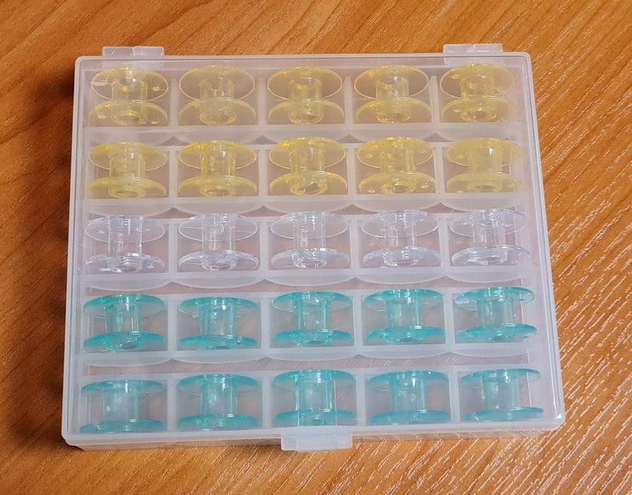 Pudełeczko ze szpulkami na nici