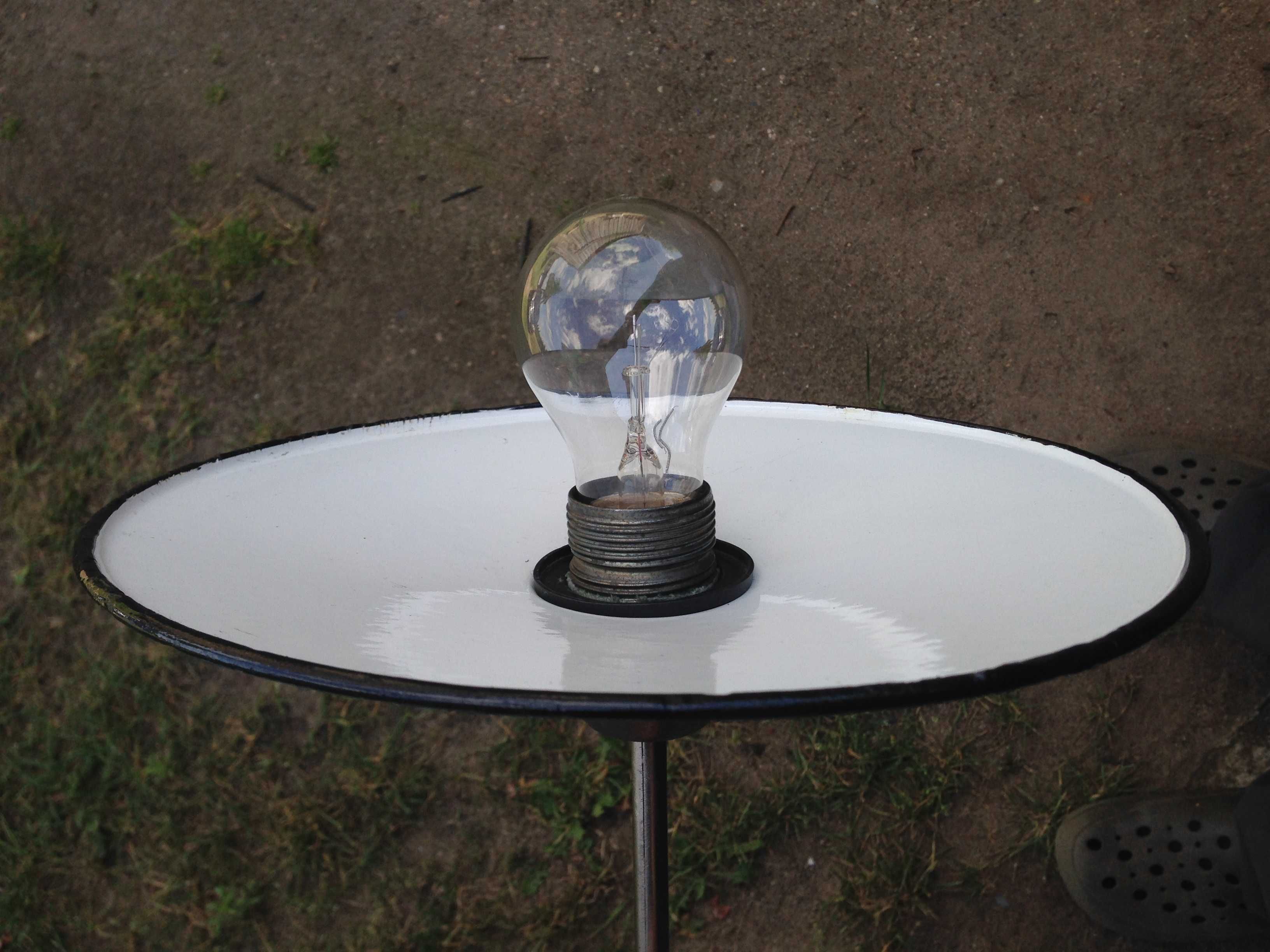 Stara lampa sufitowa z blaszanym emaliowanym kloszem.