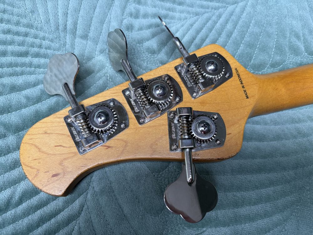 Stingray Custom . Nitro . Relic . Gitara basowa