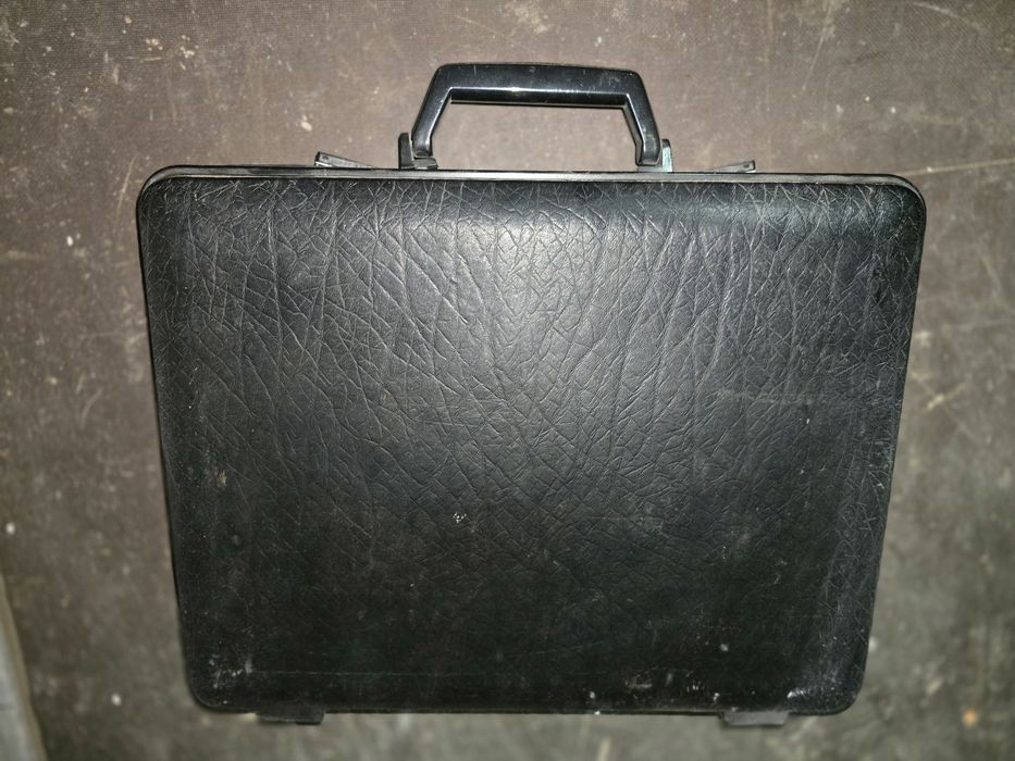 Sprzedam męski neseser z zamknięciem