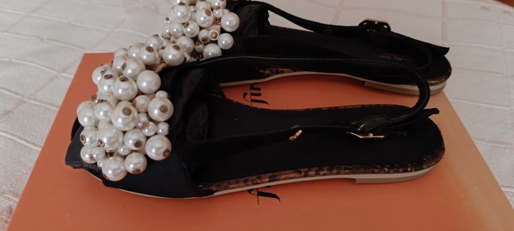 Sandálias com pérolas d marca Friendly Fire