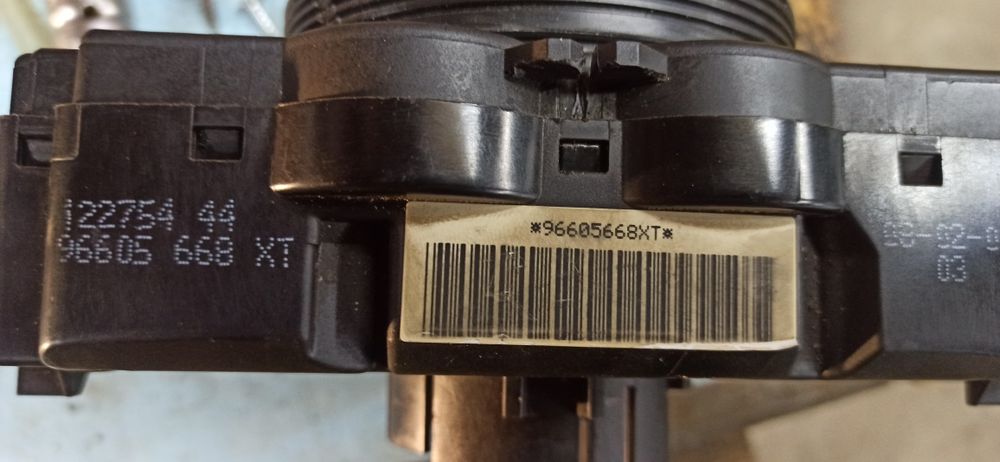 Подрулевой переключатель света и дворников на Пежо партнёр.