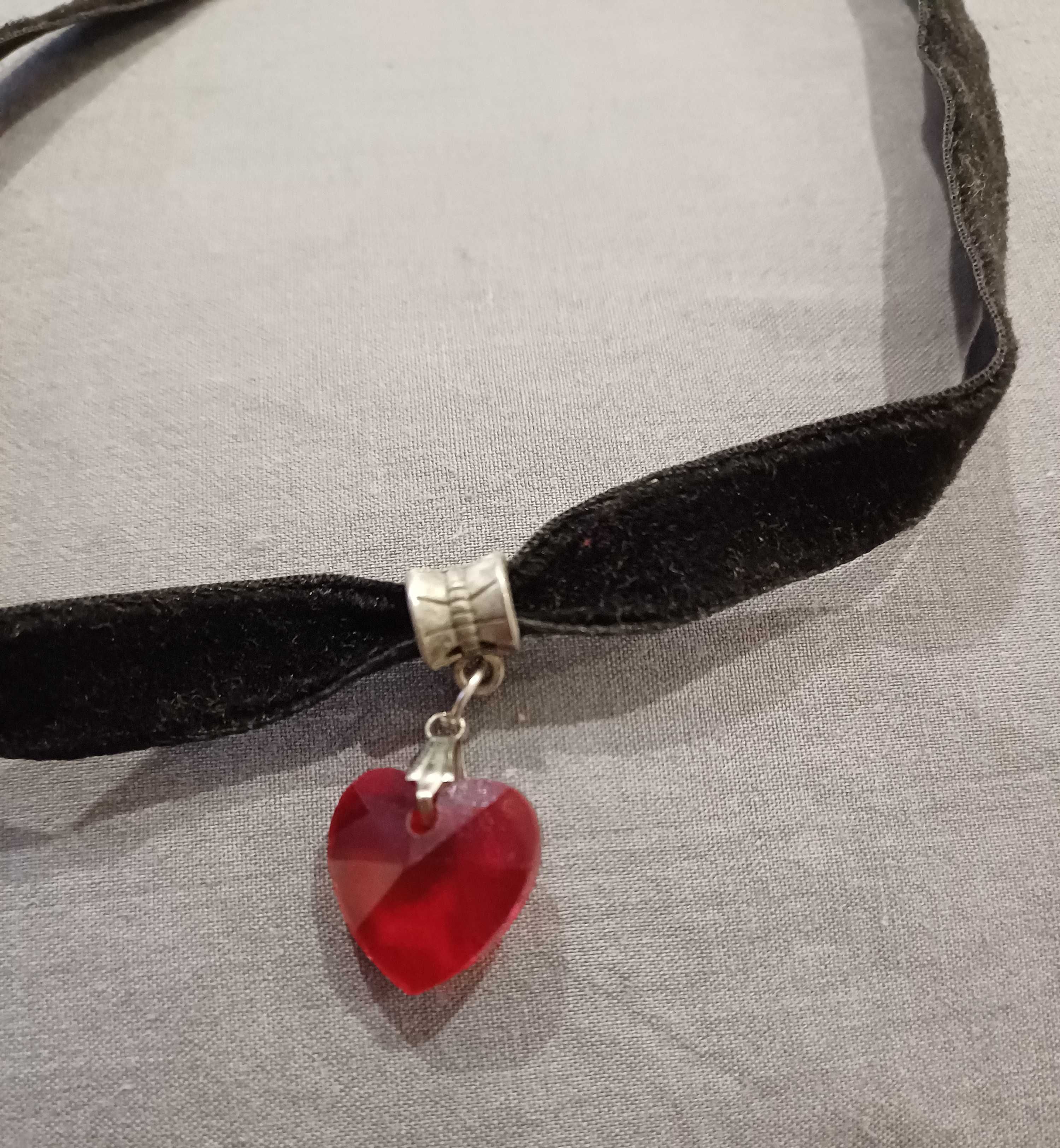 Choker preto com coração vermelho