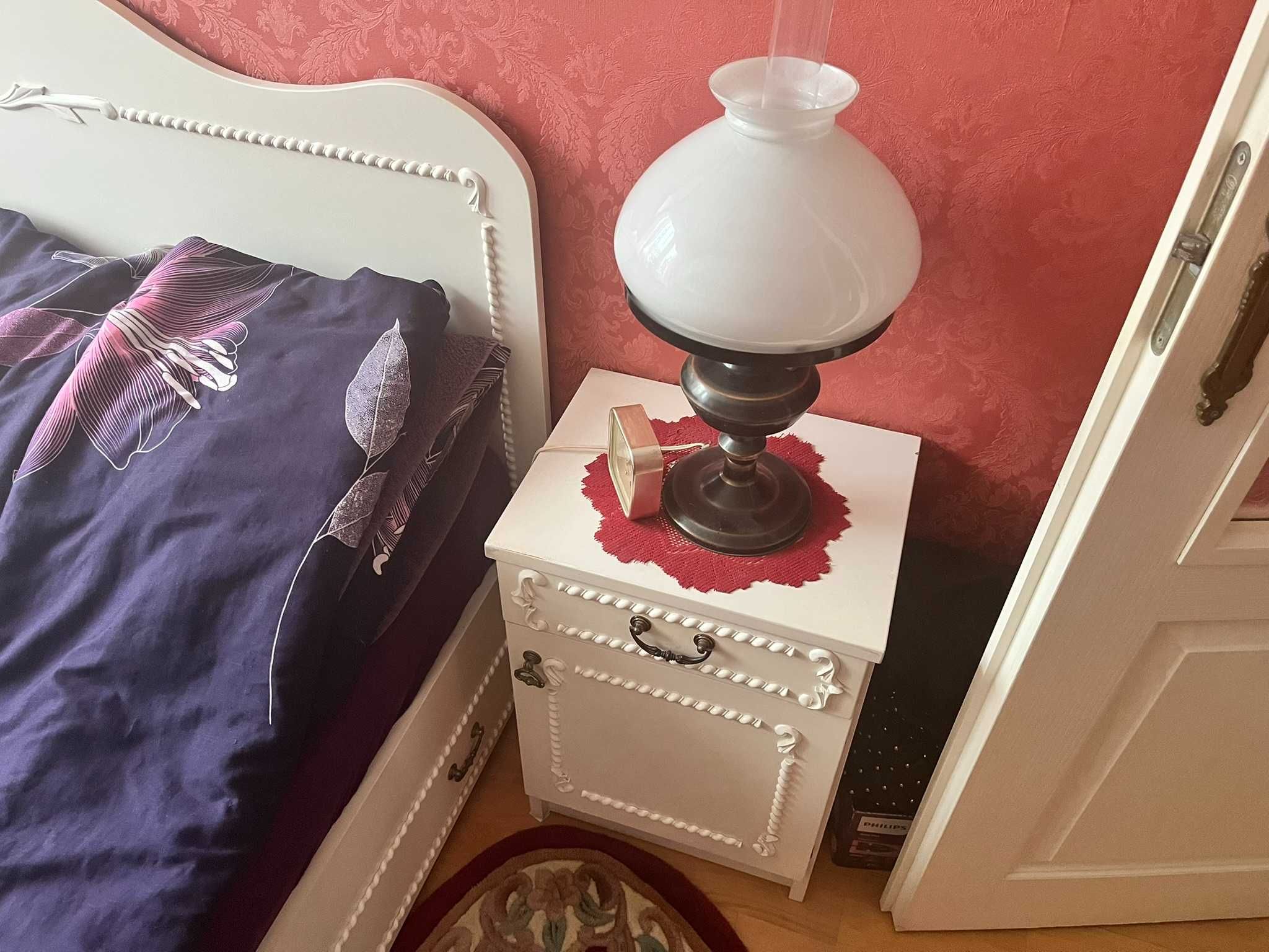 Sypialnia kompletna łózko z materacem, meble, szafka nocna, lampa noc.